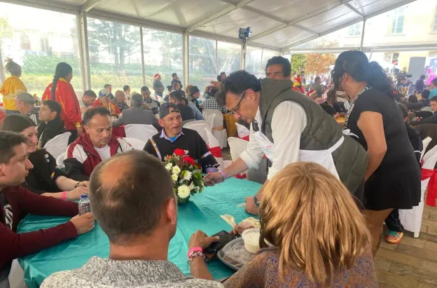 Ministros sirvieron en Banquete Navideño 2025 con población excluida