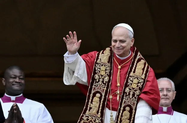 Papa León XIV estrena su primer 'Urbi et Orbi' con un llamado a la paz.