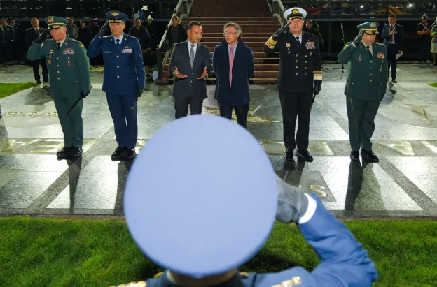 Presidente Petro anuncia salario mínimo en la Fuerza Pública.