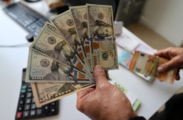 Dólar en mínimos de casi cinco años.