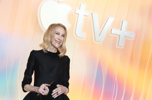 WEST HOLLYWOOD, CALIFORNIA - 14 DE SEPTIEMBRE: Catherine O'Hara asiste a la alfombra roja de la fiesta Primetime Emmy de Apple TV+ en Ysabel.