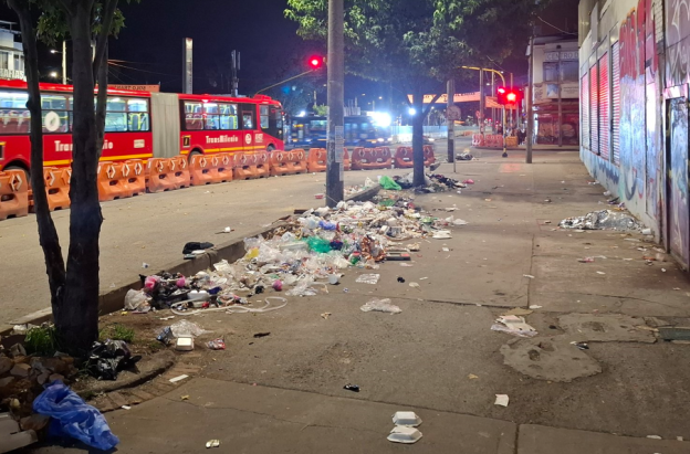 Avenida Caracas en Bogotá, con basura en el espacio público