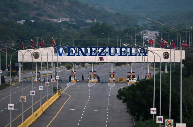 Reportan al menos 40 muertos en ataques de E.E. U.U. a Venezuela.