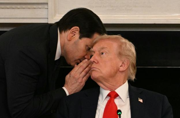 Senado de EE. UU. permite a Trump usar fuerza militar en Venezuela.