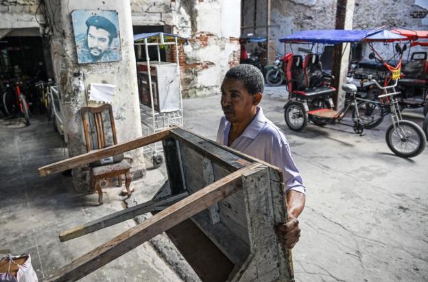 Triciclos eléctricos y bicitaxis, la alternativa ante la crisis de combustible en Cuba