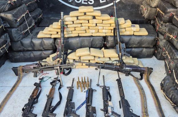 Armada incautó cocaína, marihuana y fusiles en frontera con Brasil.