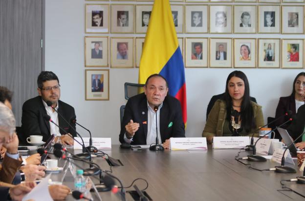 Gobierno logra respaldo de la Comisión de Concertación para mantener el incremento del 23,7 % del salario mínimo vital