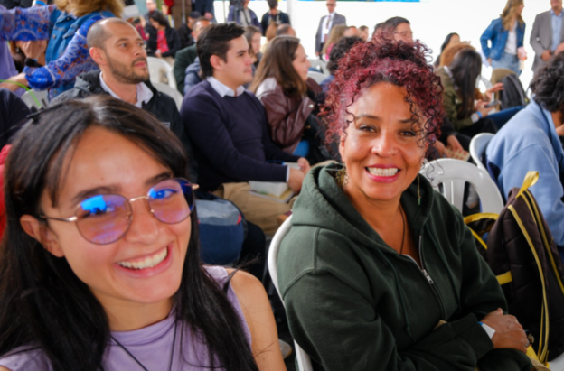 dos mujeres sonriendo a la cámara