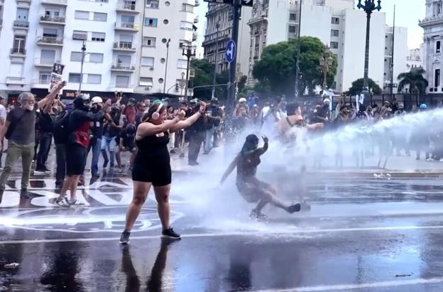 Entre huelgas y represión violenta, Argentina avanza en la reforma laboral de Milei. Foto: Viory