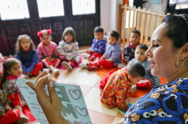 madre comunitaria con varios niños