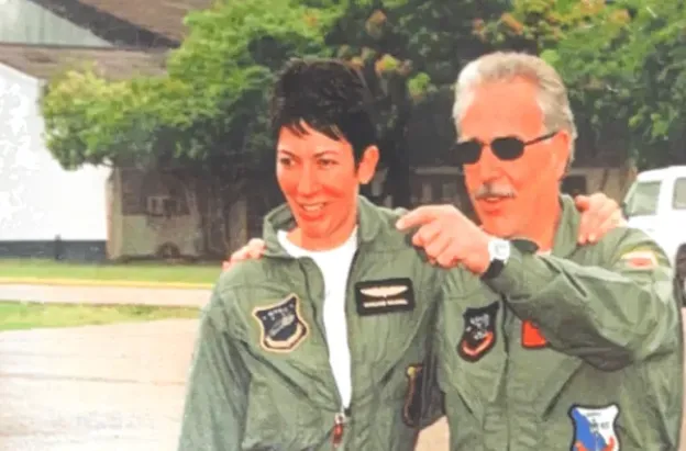 Según la información divulgada en ese paquete, Pastrana figura en registros de viajes y reuniones del periodo, junto con Sandy Berger —exasesor de seguridad nacional de Bill Clinton— y el abogado Alan Dershowitz. / Departamento de Estado.