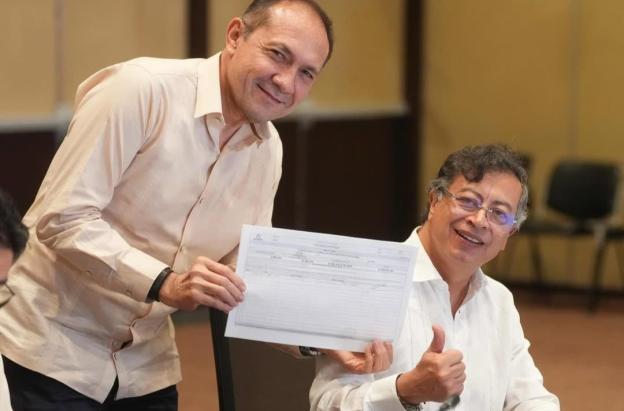 Petro firma solicitud de Asamblea Nacional Constituyente.  / Foto: MinTrabajo.