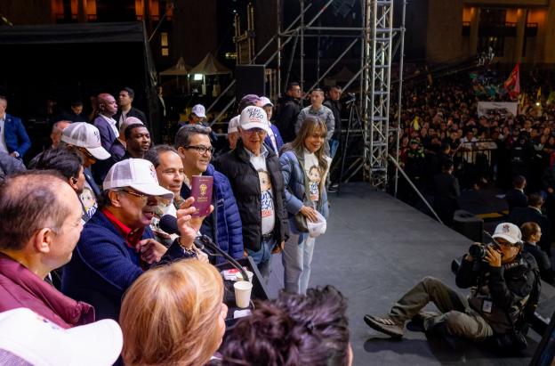 Petro presentó nuevo pasaporte hecho en Colombia.