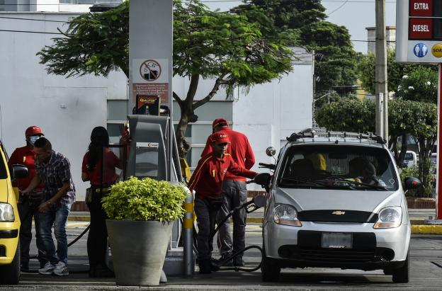 Precio de la gasolina bajará en marzo: costará 500 pesos menos.