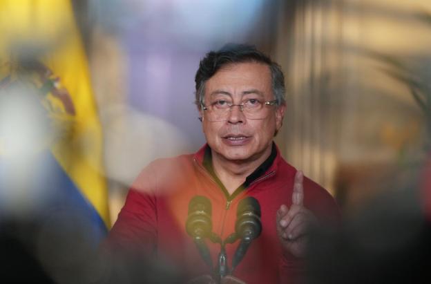 Presidente Petro anuncia que mantendrá el salario vital en Colombia.