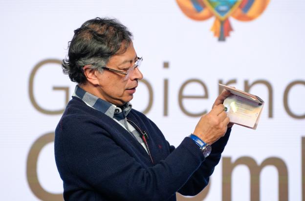 Presidente Petro presentó el nuevo pasaporte de Colombia.