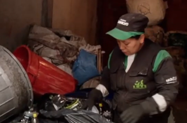 recicladora realizando su oficio