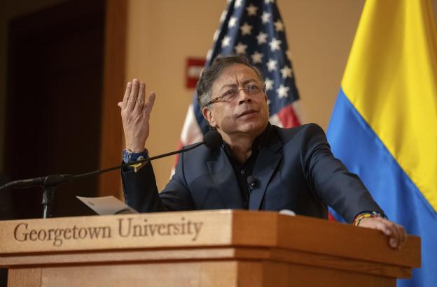 Transición energética implica "cambiar las relaciones de poder": Petro