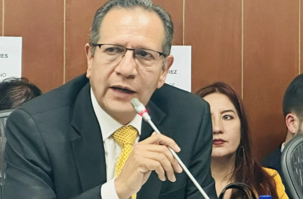 Luis Guillermo Pérez recordó que con la suspensión del  salario mínimo vital afecta a más de 2 millones de trabajadores que devengan el mínimo y perjudican a más de 100 mil soldados y policías.