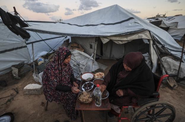 Más de cien camiones de ayuda humanitaria logran cruzar el paso de Rafah hacia Gaza sitiada