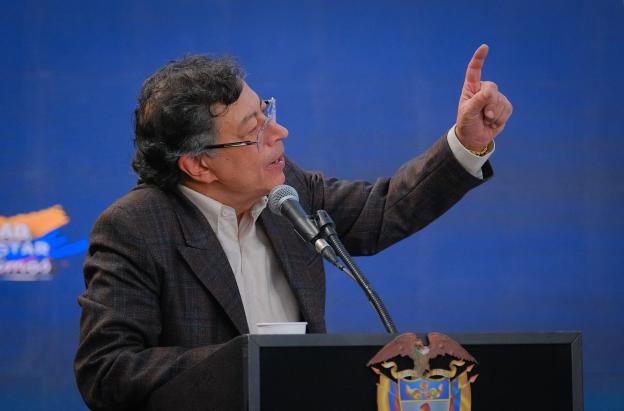 Petro  culpa a gobiernos anteriores por comprar "chatarra" por accidente de avión hércules