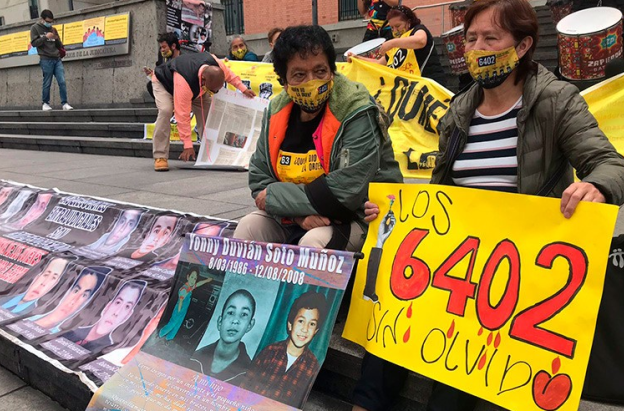 actividad de las madres de los falsos positivos, carteleras alusivas