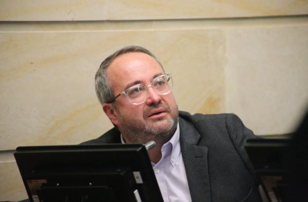 Corte Suprema condena a 23 años al senador uribista Ciro Ramírez.