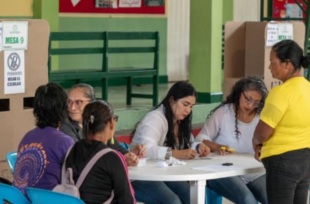 Reglas para evitar el uso de celulares en puestos de votación. / Foto: Registraduría.