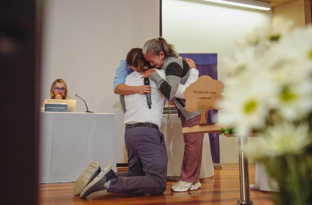 En un conmover acto de reconciliación, víctimas de falsos positivos perdonan al exmilitar que ordenó matar a su familiar