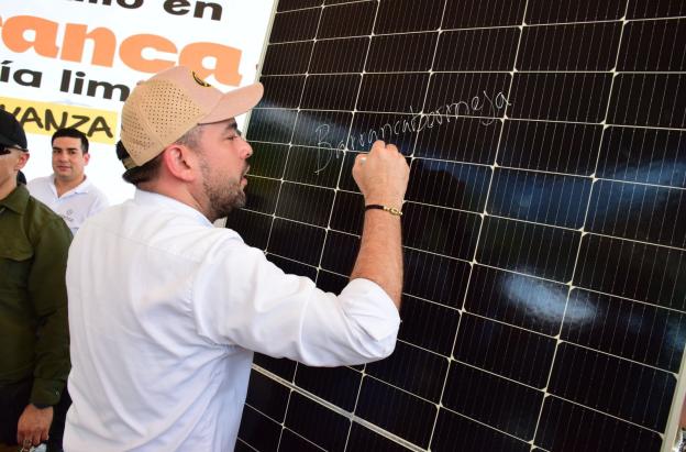 La energía solar superó al carbón en Colombia: Petro.