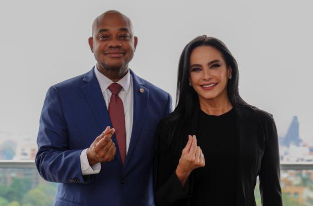 Murillo y Luz María Zapata. / Foto: X de Luis Gilberto Murillo.