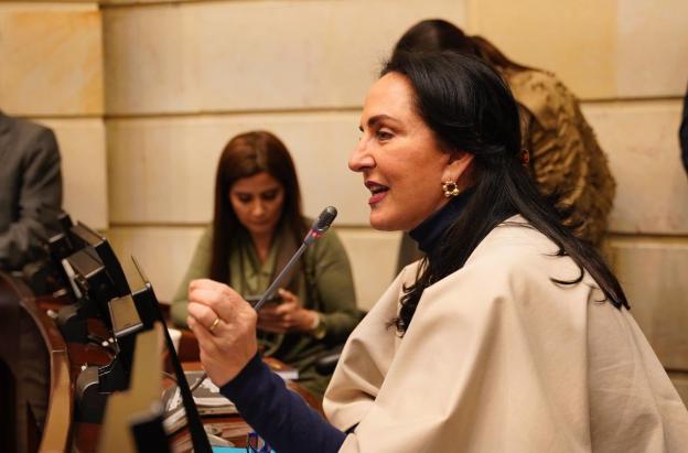 Ordenan a María Fernanda Cabal disculparse con víctimas de la UP.