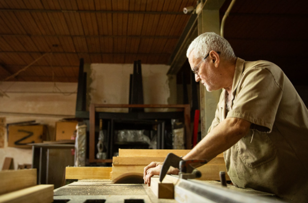 carpintero trabajando sobre la mesa