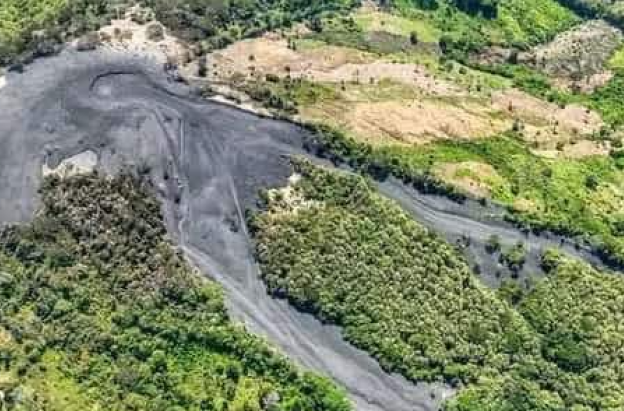 vista del área de un volcán de lodo que había hecho erupción