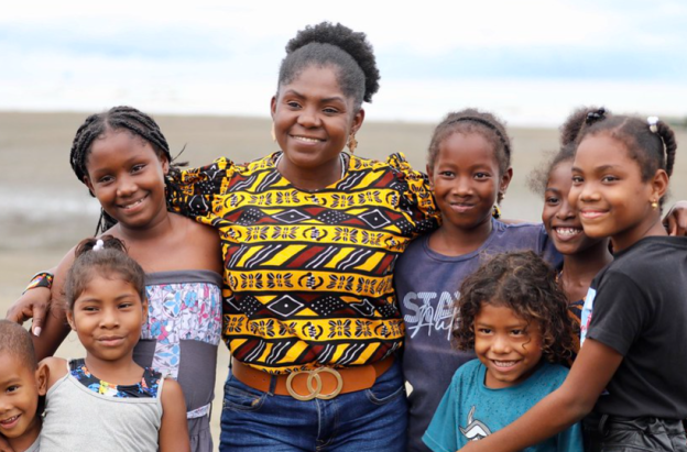 foto de la vicepresidente Francia Márquez rodeada de niños 