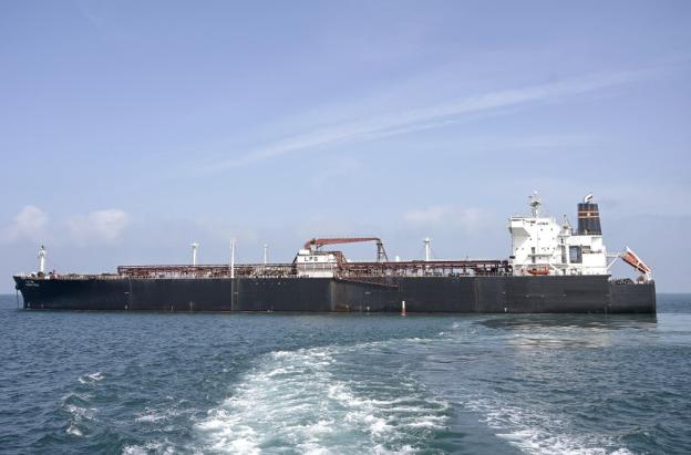 Washington autoriza la venta del petróleo iraní cargado en buques.