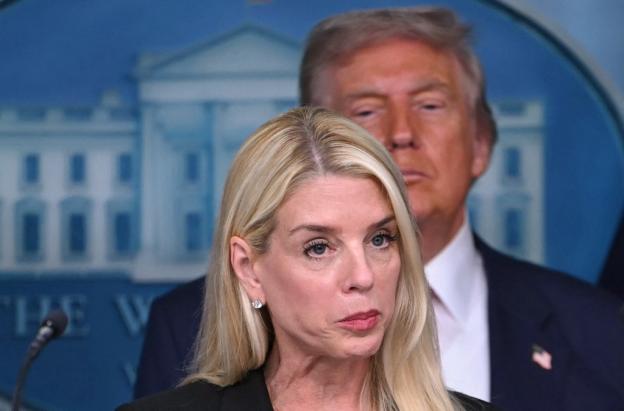 Trump despide a su fiscal general, Pam Bondi