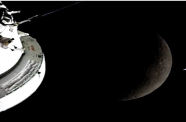 Artemis II bate el récord y pasa por la cara oculta de la Luna.