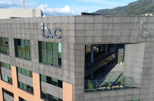 El mayor aumento del salario mínimo en décadas no destruyó empleo en Colombia, según JP Morgan