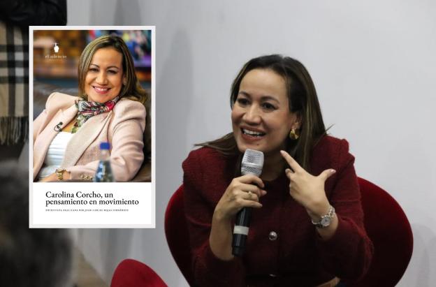 Carolina Corcho y el libro un pensamiento en movimiento. / Fotos: Nairo Jacanamijoy y X Carolina Corcho.