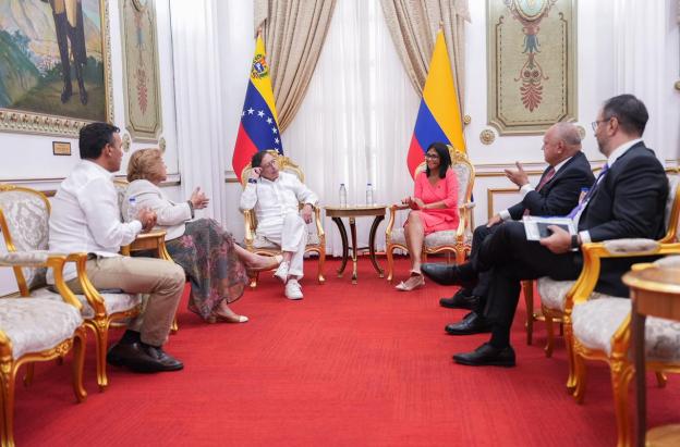 Colombia y Venezuela firman acuerdo para integración energética