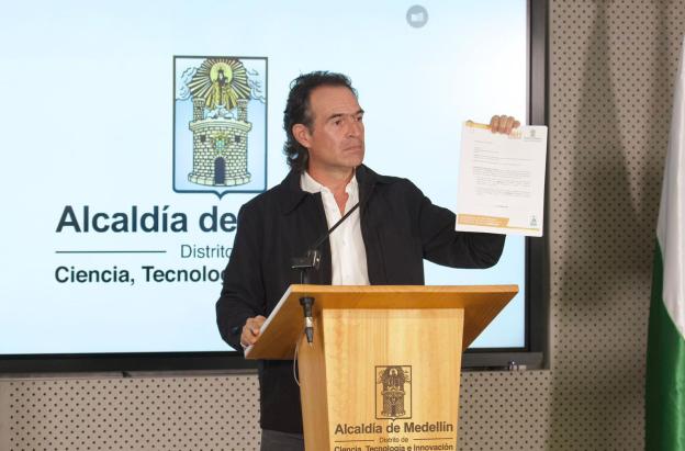 Polémica en Medellín: alcalde Federico Gutiérrez cancela lanzamiento de libro en la Biblioteca Pública Piloto 