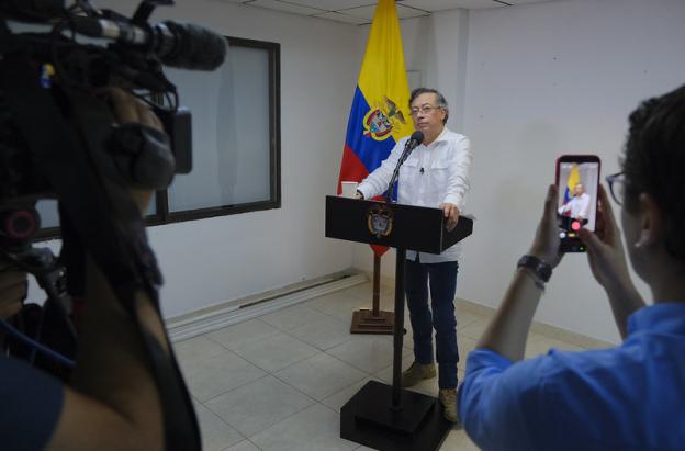 Petro ordena desbloqueo de vías para garantizar paso de alimentos 