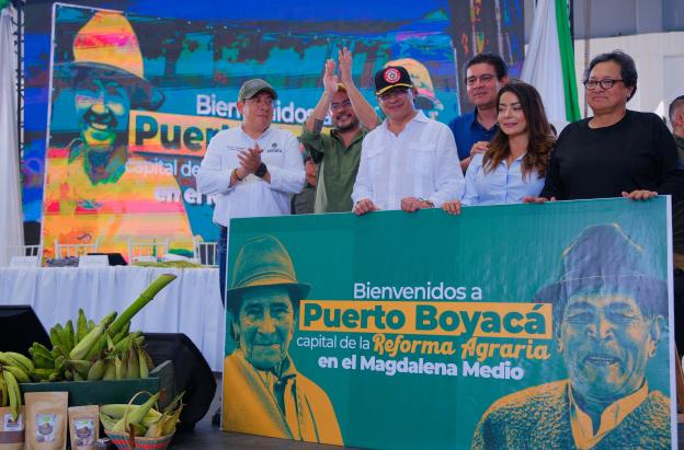 Pdte. Petro entregó 5.300 hectáreas en Puerto Boyacá