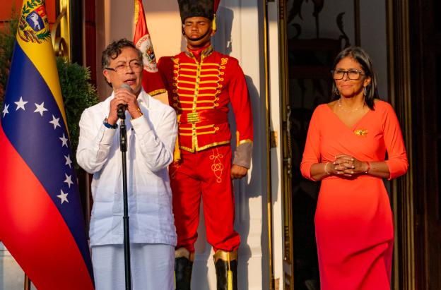 Pdte. Petro y Delcy Rodríguez firman acuerdos en Caracas.