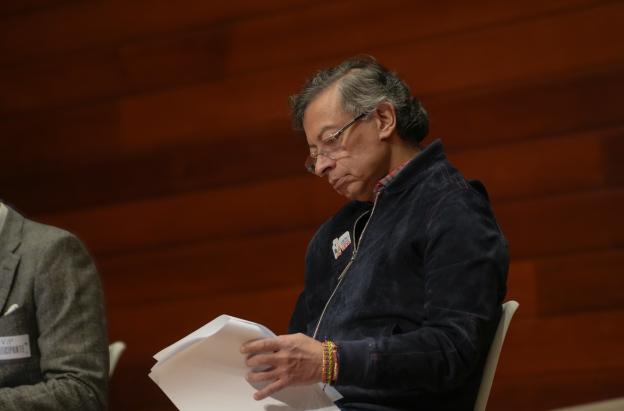 Petro llama a debatir decisiones del Banco de la República.