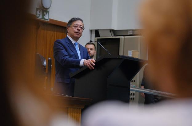 Presidente Petro afirma que las clínicas privadas aumentaron sus ganancias a través de recursos públicos 