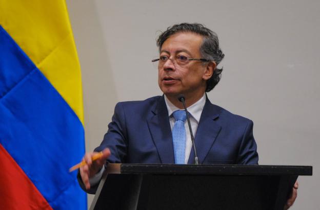Petro llama a fondos privados de pensiones a invertir en vivienda