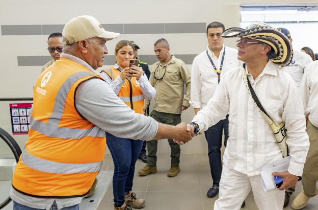Presidente Petro inaugura nueva zona de llegadas nacionales en el aeropuerto Ernesto Cortissoz