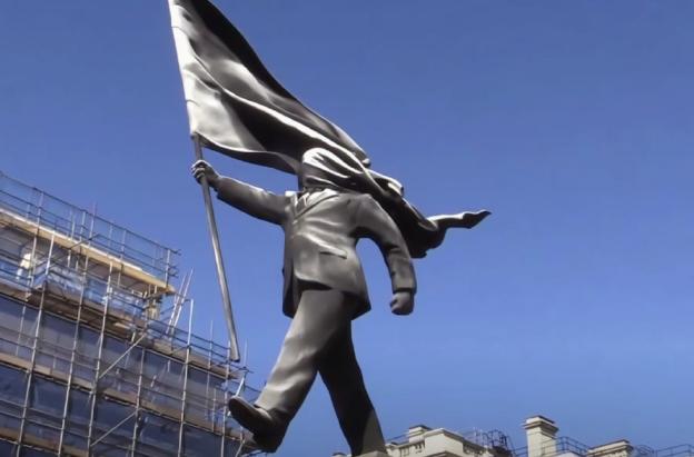 Banksy irrumpe en el corazón de Londres con una escultura que desafía el nacionalismo y el poder monárquico